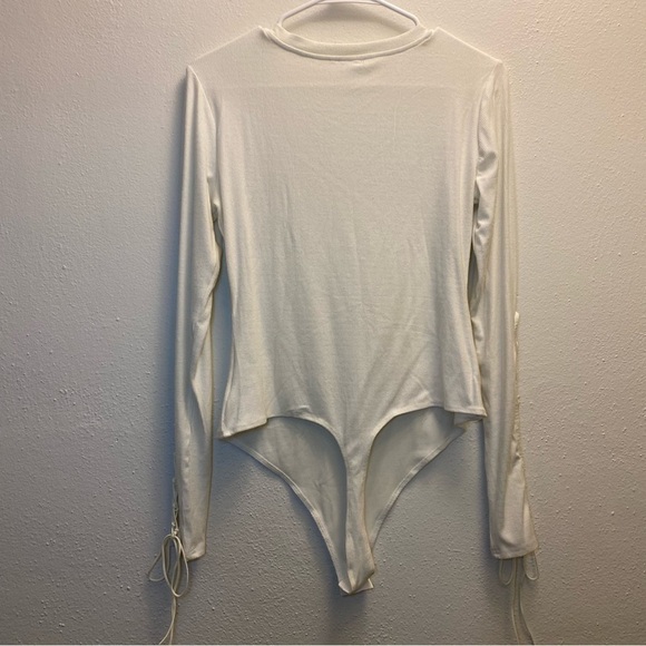 Nanamacs White Lace Up Sleeves Bodysuit Size Medium - Picture 5 of 8